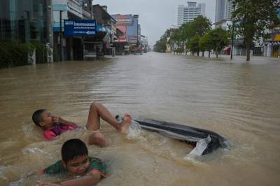 33 døde etter flom i Thailand