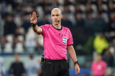 VM-dommeren i kampen mellom Spania og Portugal, Anthony Taylor, trekker seg tilbake og begrunner det med sterkt press og stor oppmerksomhet: Han ble en gang konfrontert av Mourinho