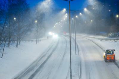 Været skaper problemer i trafikken på Østlandet: – Det er vinterlige forhold overalt