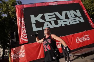 Her opptrer Kevin Lauren før kampstart