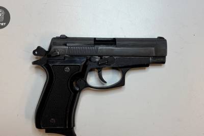 Ung mann pågrepet med lekepistol
