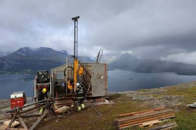 Borer 150 meter ned i et av landets farligste fjell
