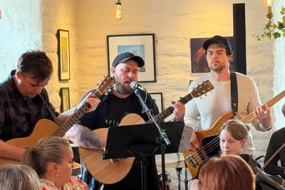 Debuterte til ståande applaus: – Som å kome inn på ein irsk landsbypub!