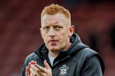 Southampton sparker treneren med den ene hånden og signerer tidligere Barcelona-spiller med den andre