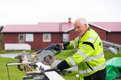 Dønnas eldste snekker i arbeid hos Dønnas eldste mann