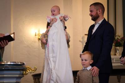 Iben har på seg en 125 år gammel kjole