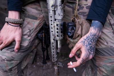 På luftmadrasser, i oljetønner og utkledd som kvinner. Ukrainsk ungdom gjør alt for å slippe å bli soldater. 