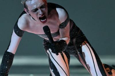 Leverer tilbake trofé