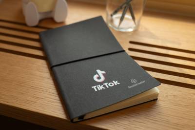 Kina nekter for å ha bedt selskaper lagre Tiktok-data ulovlig