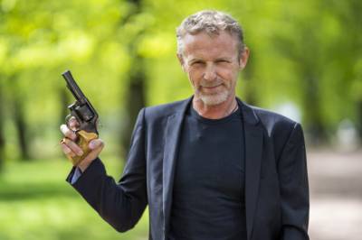 Jo Nesbø vant Rivertonprisen – nå har han fire revolvere