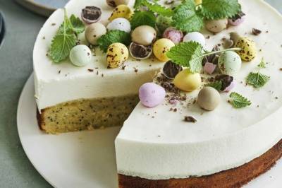 Sitronmoussekake med påskeegg