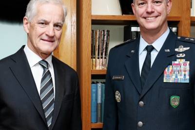 Toppgeneral hyller Norge