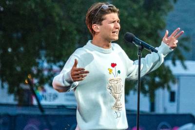 Se Ari Bajgora ta over Rådhusplassen