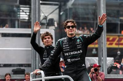 Toto Wolff innrømmer at de kanskje må «justere strategien» slik at Antonelli og Russell kan samarbeide mot Hamilton