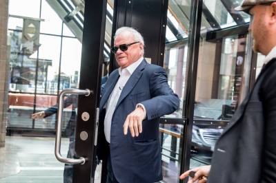 Her er da Fredriksen veldig spandabel med andres penger