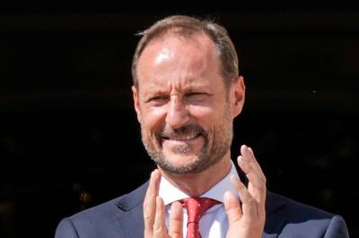 Kronprins Haakon alene på slottsbalkongen for å følge drilloppvisningen