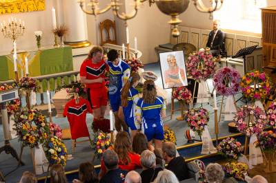 Fullsatt kirke tok farvel: – Ufattelig og vondt