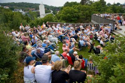 Familien inviterte til festival i hagen