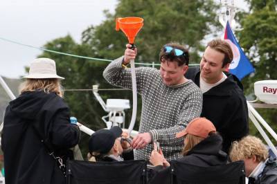 Om bord i båtane er det fest uansett vêr og vind