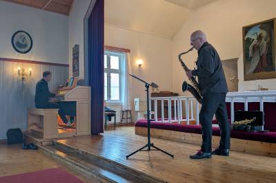 Orgel og saxofon på Løkta
