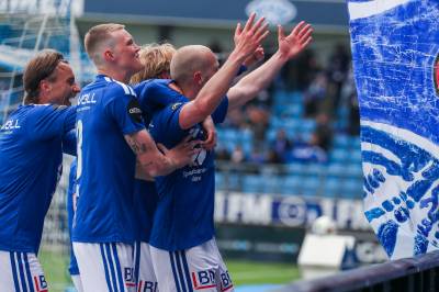 Raste i pausen – så startet festfotballen for Molde