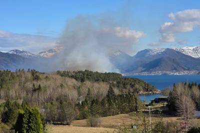 Brannvesenet har ikke kontroll på terrengbrann ved Emblemssanden i Ålesund