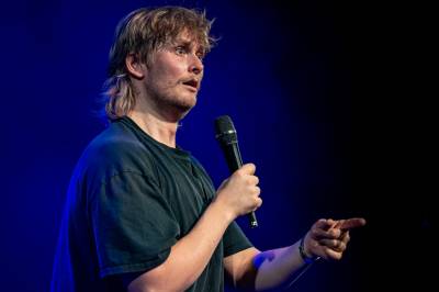 Noe har skjedd i norsk humor. Etter over ti år turte Karsten Blomvik å dele hemmeligheten.