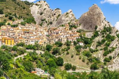 En slags glidelås åpner seg i jordskorpen under Italia