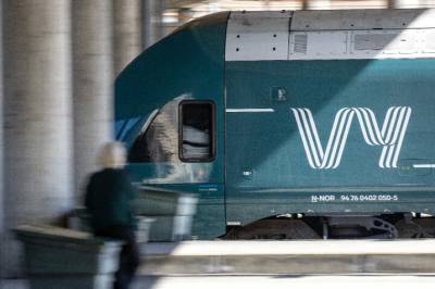 317 togpassasjerer står fast