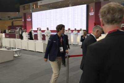 Rivalen reagerer etter disse Carlsen-bildene: – Viser hvor stort balletak han har på Fide