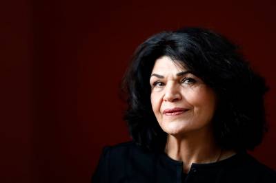 Lily Bandehy stiller de vanskelige spørsmålene om hijab