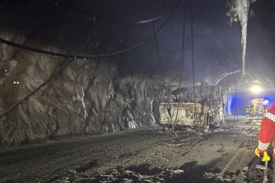 Russebuss-brannen: E6 kan åpne igjen i morgen, ifølge NRK