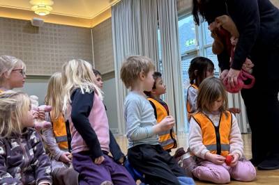 Samlet barnehagebarn til boklek