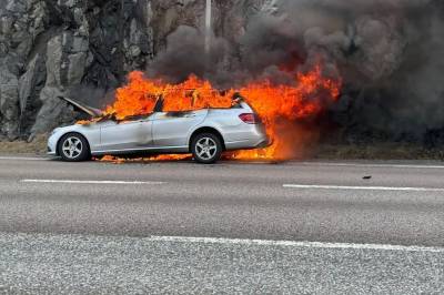 Bil i flammer på E6 ved Lillestrøm