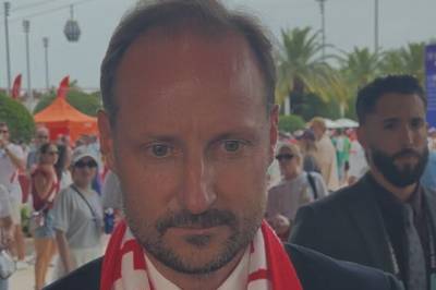 Kronprinsen har ankommet stadion