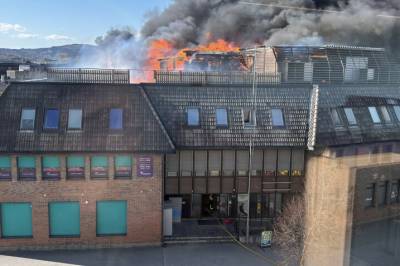 Full overtenning i bygg: - Evakuerer naboer