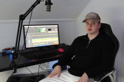 Sindre (22) liker seg best på et mørkt rom foran PC-en. Det førte til jobb hos barndomsheltene
