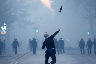Protester, plyndring og politivold i Paris – framtida som forsvant