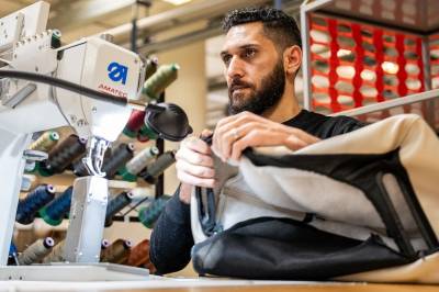 På denne fabrikken jobbar det folk frå 40 ulike land