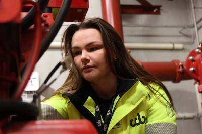 Fra negledesigner til vaktmester: Marte-Celina elsker kontrasten