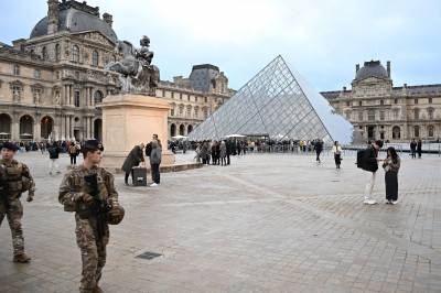 Ny rapport: Tyvene i Louvre var 30 sekunder unna å bli tatt