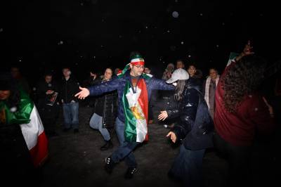 Bryter ut i dans etter Khameneis død