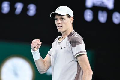 Jannik Sinner overlever høyintensiv duell med João Fonseca, og tid for Alcaraz-marsj i kveld