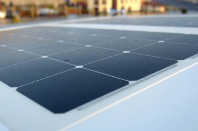 Guide til montering av lite solcellepanel til vedlikeholdsstrøm