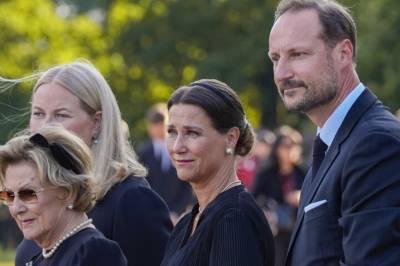 Holder døren lukket for Märtha