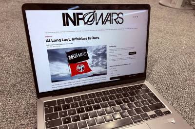 The Onion skal ta over Infowars: – Løgnmaskineri
