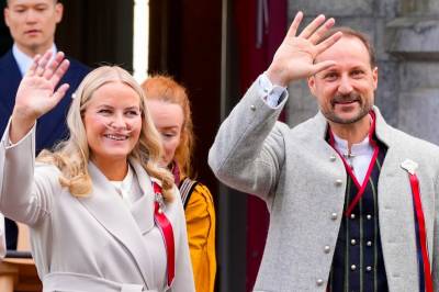 Kronprinsfamilien hilste barnetoget på Skaugum