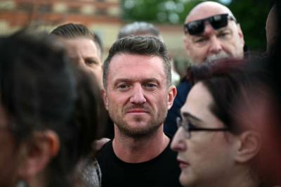 Tommy Robinson pågrepet på Heathrow