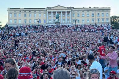 Fra fest til sorg: Slik har Slottsplassen endret seg gjennom sommeren