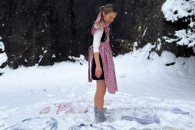 Helene vasker ullgenserne sine i snøen: – Aldri brukt vaskemaskin